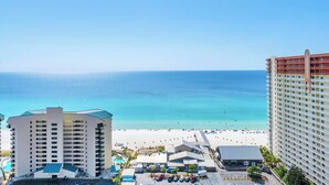 Un hotel moderno con vistas a la playa y al océano.