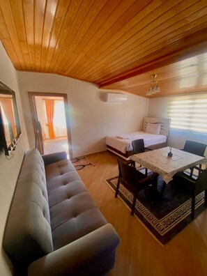 패밀리 아파트 | 거실 공간 | 위성 채널 시청이 가능한 102cm 스마트 TV, TV