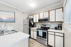 Refrigerador, microondas, horno y parrilla de estufa