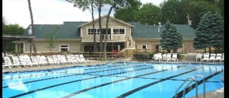 Una piscina techada, una piscina al aire libre