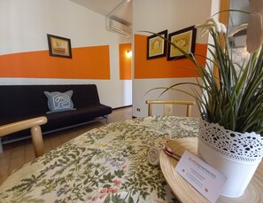 TV - Two-room apartment Petlyapartments #10 50 mt from the beach (Igea Marina)