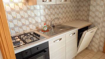 Frigorifero, forno, piano cottura, lavastoviglie