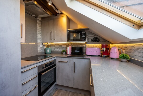 Refrigerador, microondas, horno, placa de cocina