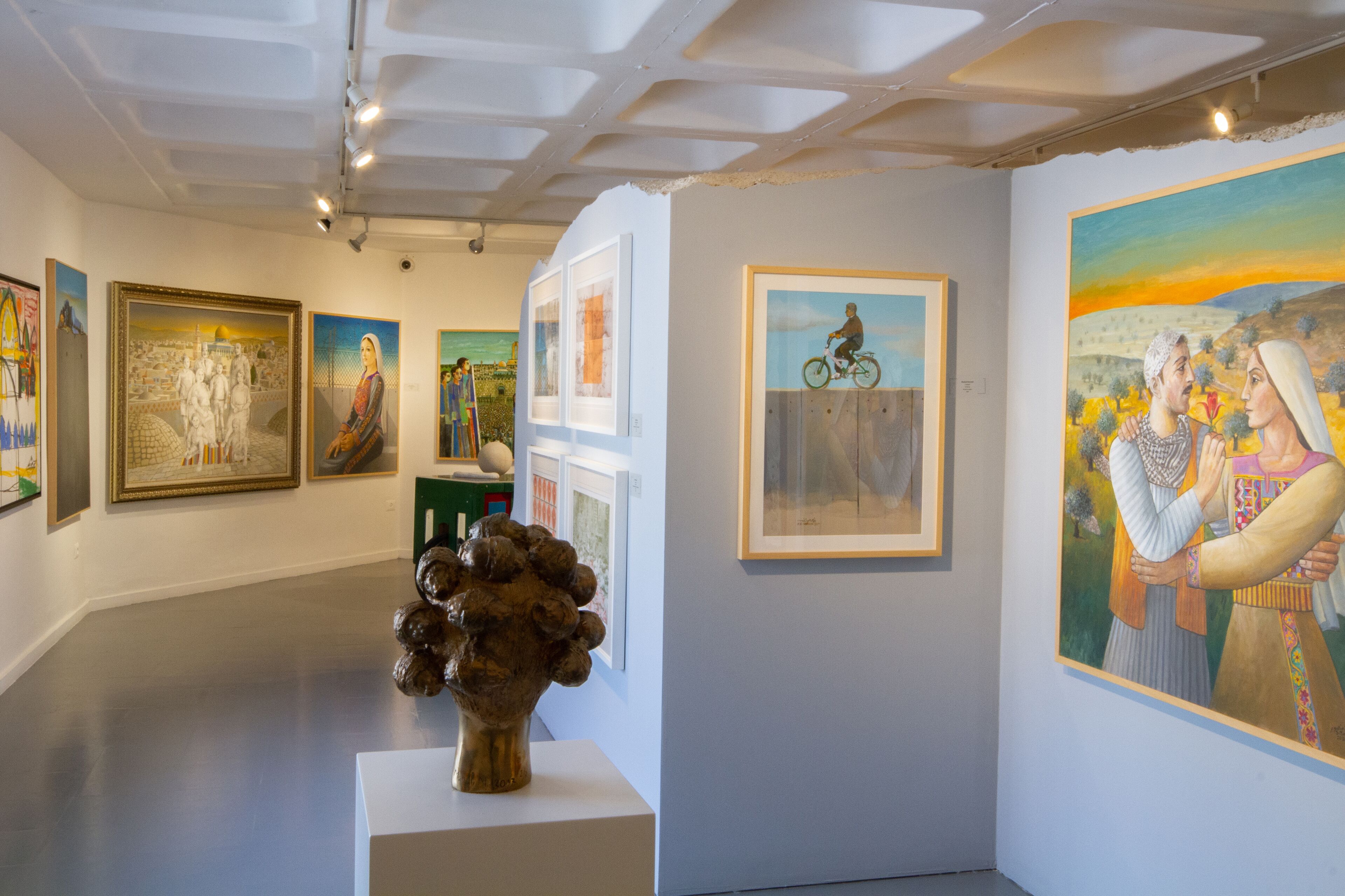 Una galeria d'art amb diverses pintures i escultures exposades.