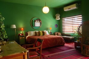 Green Scenic Suite | In-room safe, soundproofing, iron/ironing board, free WiFi - The Walled Off Hotel (Bethlehem)