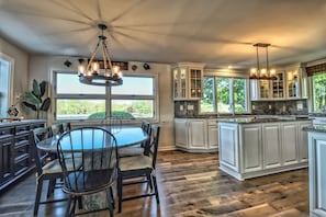 Dining - Land’s End – Direct Lake Front on Warner Point, Candlewood Lake, CT (New Milford)