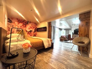 4 عدّة غرف نوم وخزنة داخل الغرفة ومكتب ومكواة/لوح كي