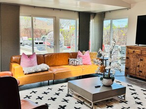 تلفزيون ذكي، مدفأة، كُتُب