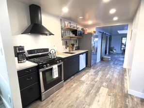 ثلاجة، ميكروويف، فرن، موقد طهي مسطح