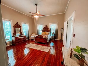 3 habitaciones, escritorio, tabla de planchar con plancha y wifi gratis 