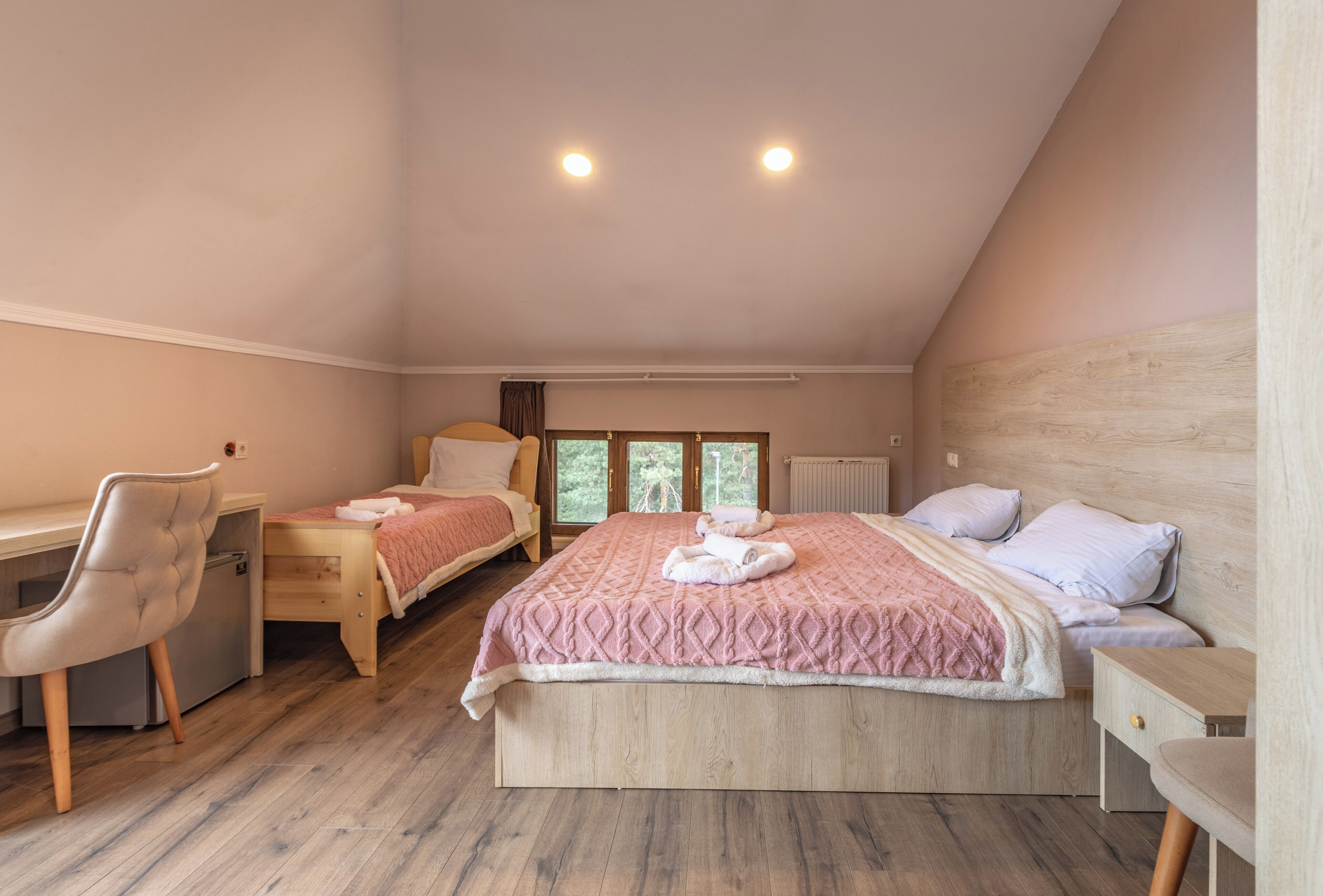 Standaard vierpersoonskamer, uitzicht op bergen | 1 slaapkamer, Italiaanse Frette-lakens, luxe beddengoed, een bureau