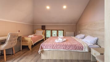 Standaard vierpersoonskamer, uitzicht op bergen | 1 slaapkamer, Italiaanse Frette-lakens, luxe beddengoed, een bureau