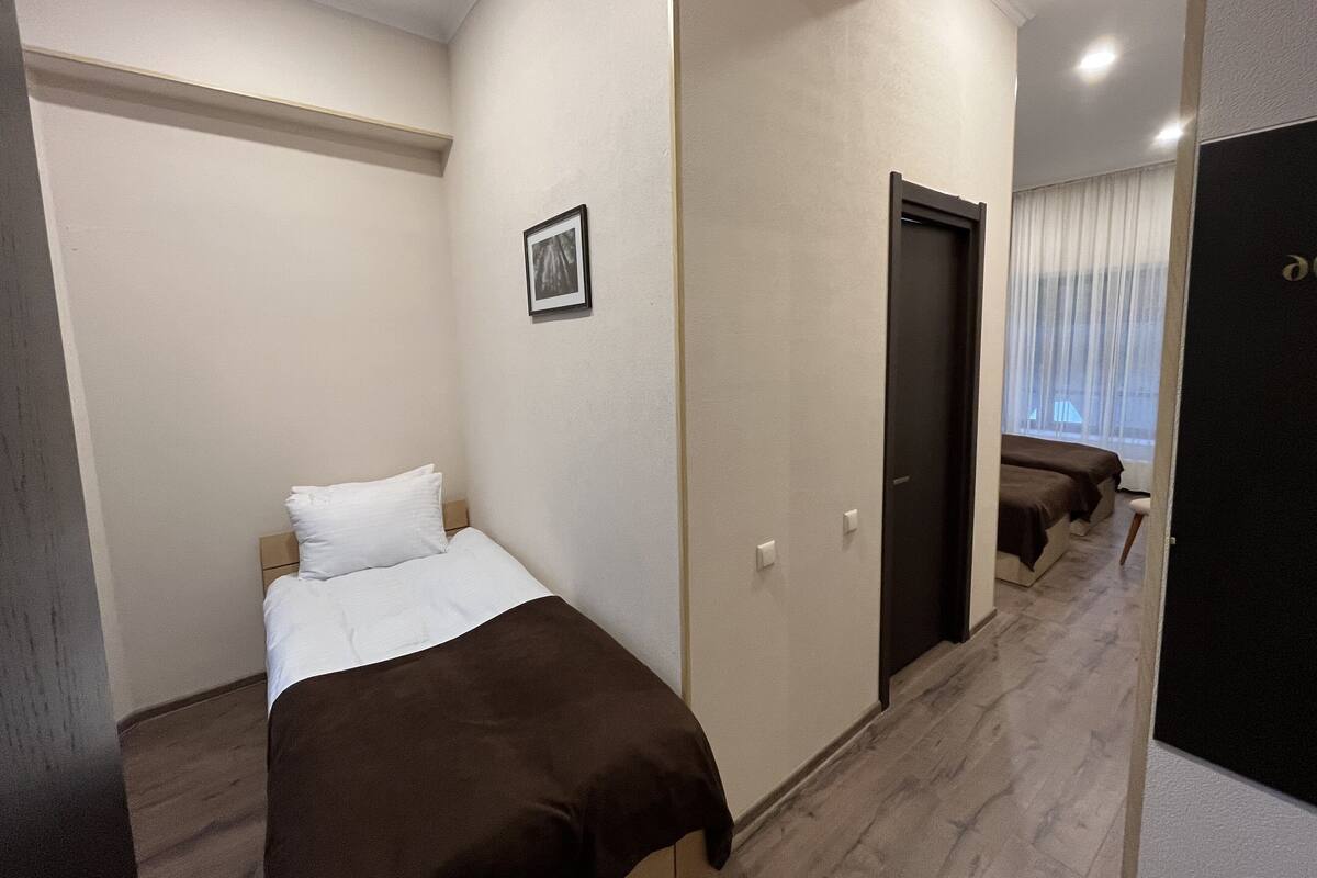 Basic Room | Desk, laptop workspace, soundproofing, free WiFi