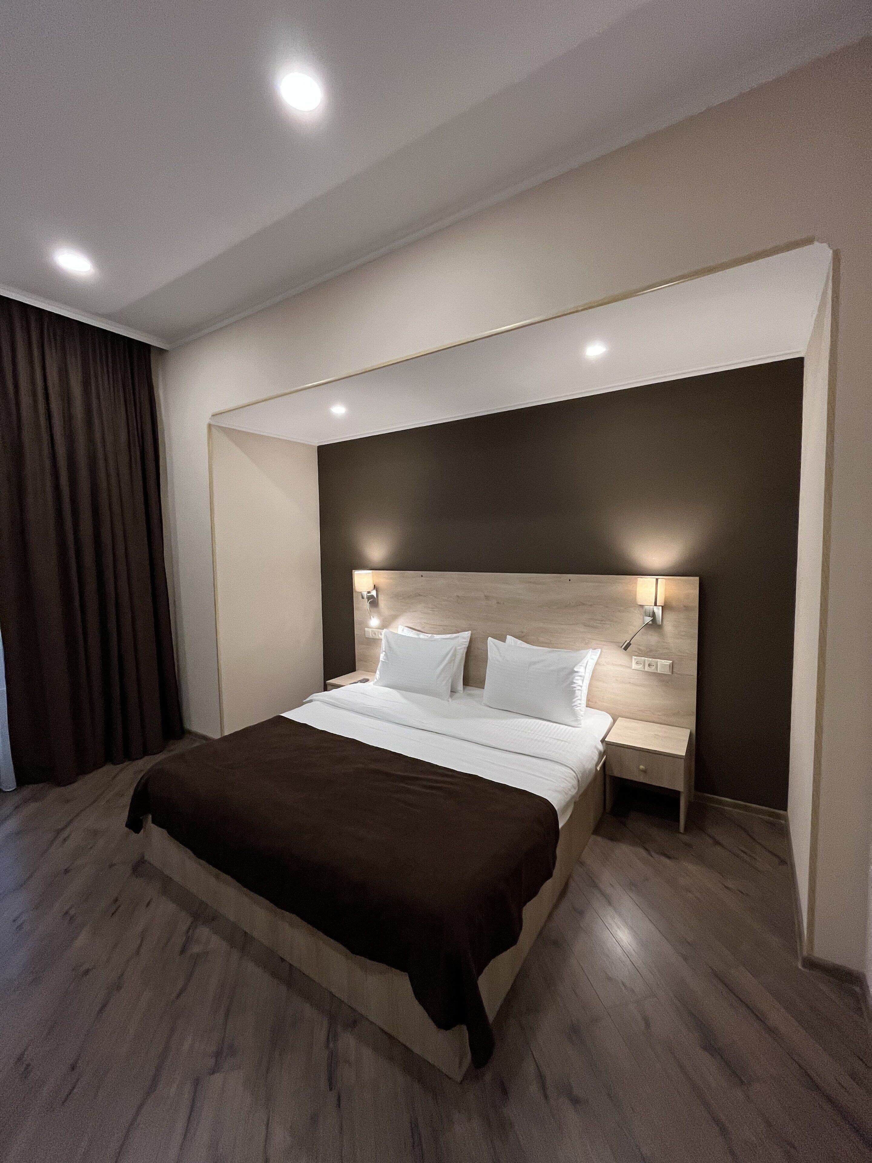 City Room | Desk, laptop workspace, soundproofing, free WiFi