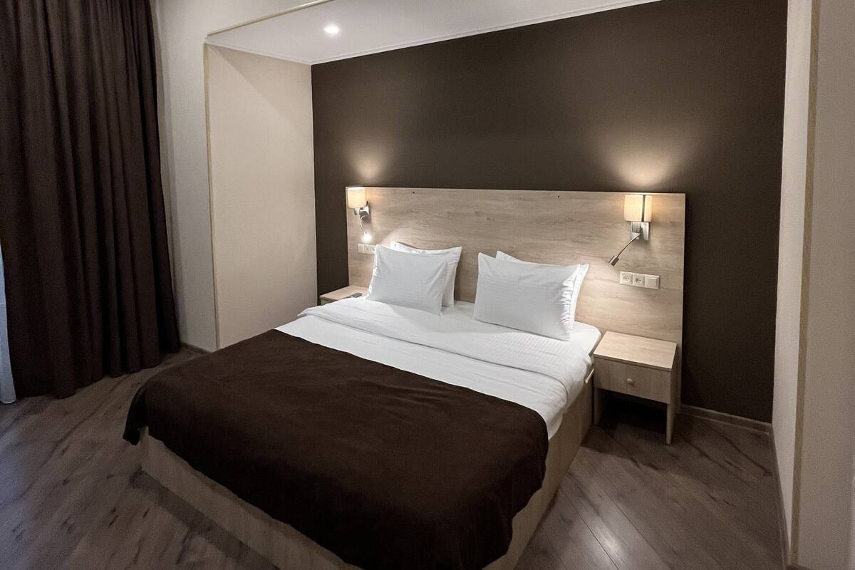 City Room | Desk, laptop workspace, soundproofing, free WiFi