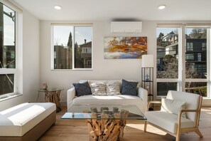 Smart TV, books, computer monitors - Modern Townhome with Space Needle View (Seattle)