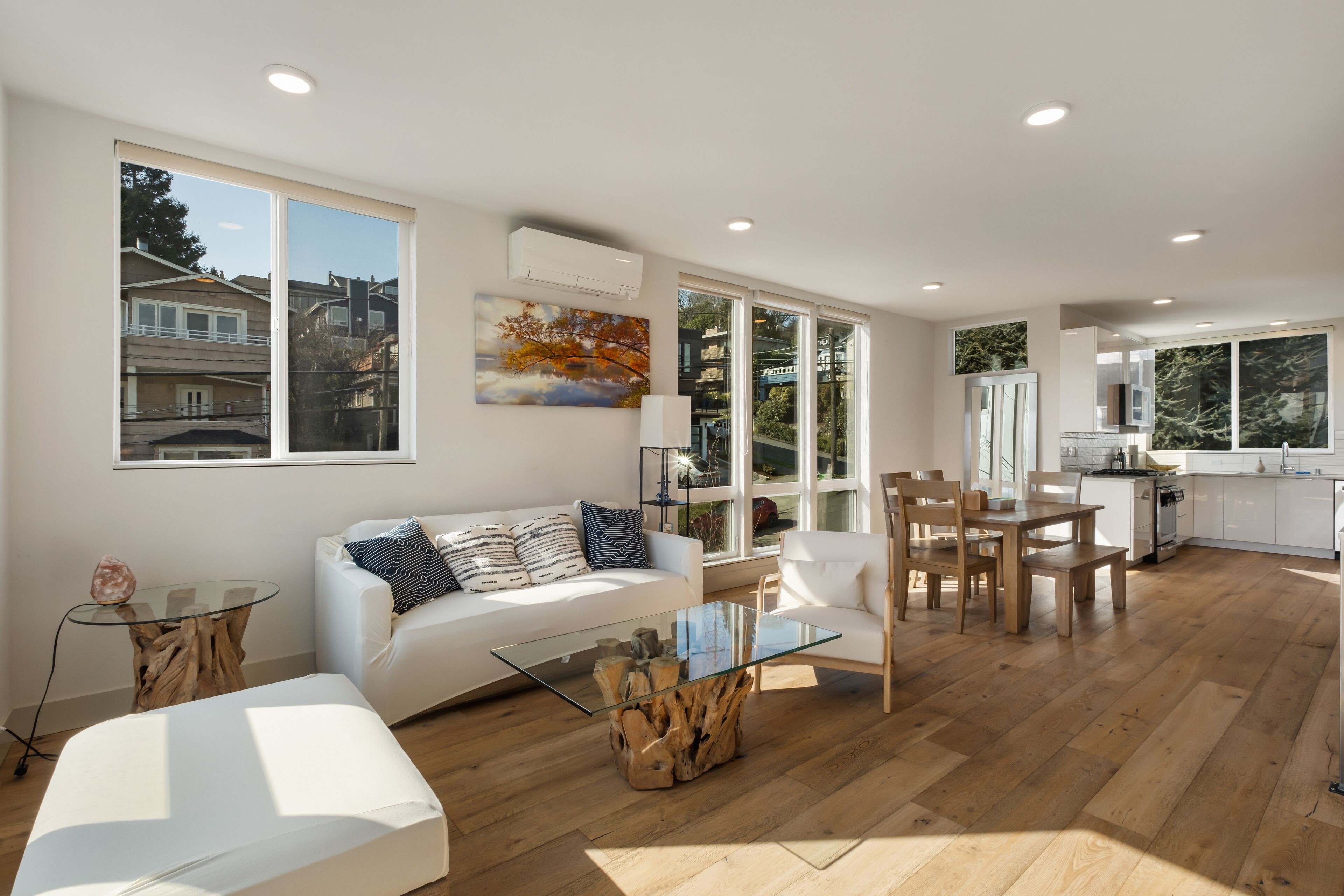 Smart-tv, boeken en een computerscherm