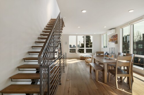 Modern Townhome with Space Needle View