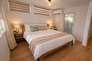2 bedrooms, desk, iron/ironing board, free WiFi - Modern Townhome with Space Needle View (Seattle)