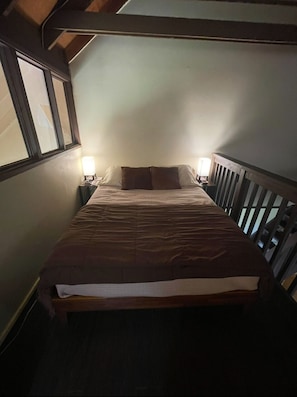 1 bedroom, desk, travel cot, free WiFi - Oceanfront Condo - NEWLY Remodeled furnishings- BEAUTIFUL sunsets every night! (Maunaloa)