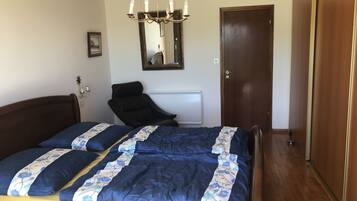 4 bedrooms, desk, iron/ironing board, travel cot