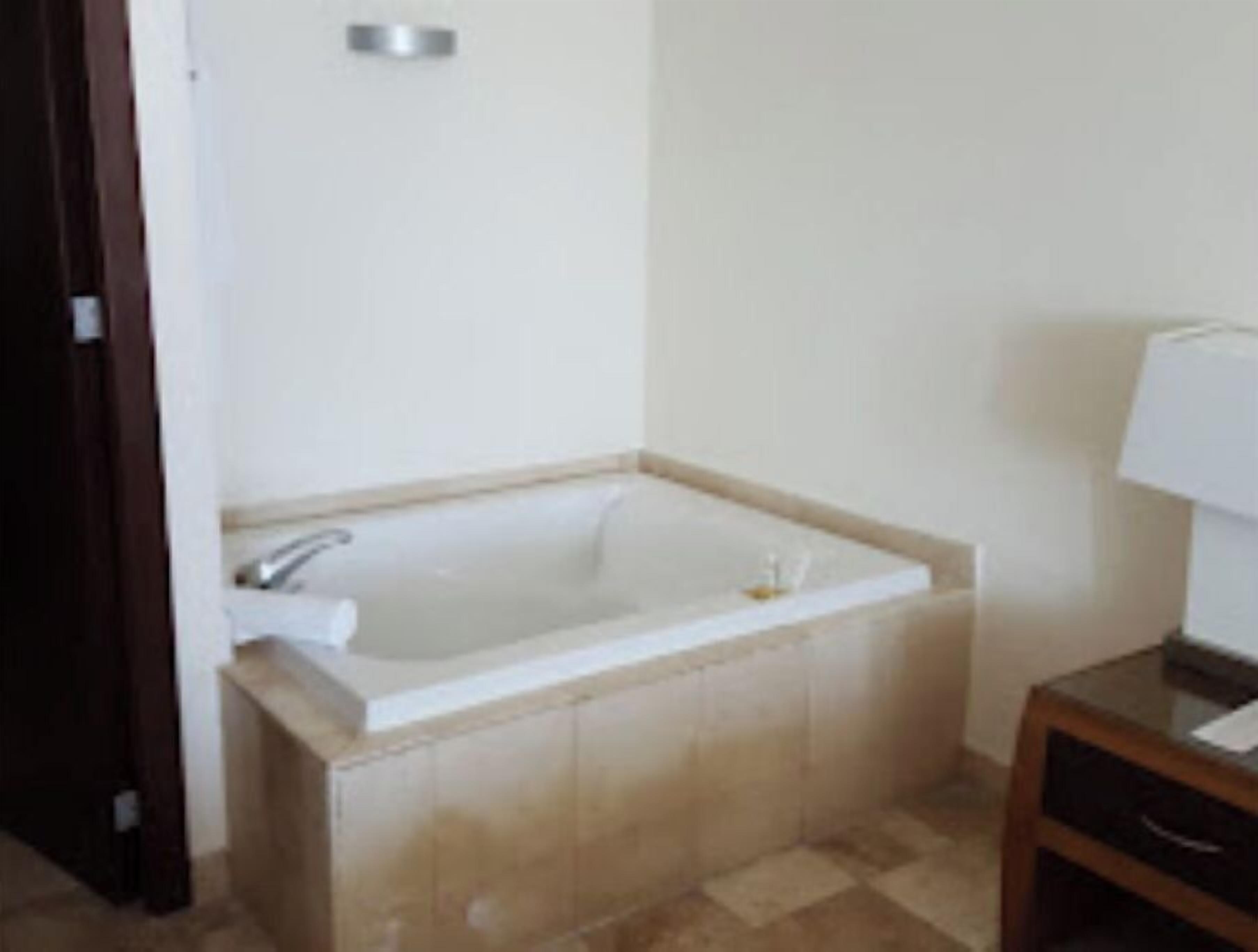 Een douche, een haardroger, handdoeken, zeep