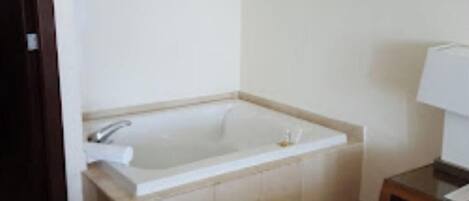 Een douche, een haardroger, handdoeken, zeep