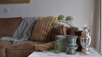 Een tafeltennistafel en boeken