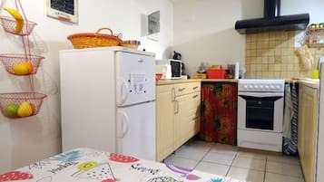 Een koelkast, een microgolfoven, een oven, een kookplaat