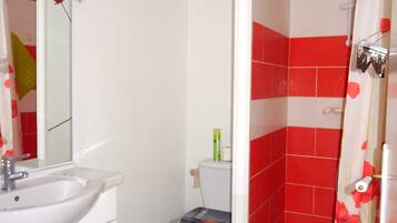 Douche, sèche-cheveux, serviettes fournies, savon