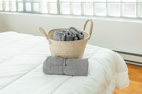3 bedrooms, desk, free WiFi, bed sheets. Cozy 3 bedrooms app near Metro