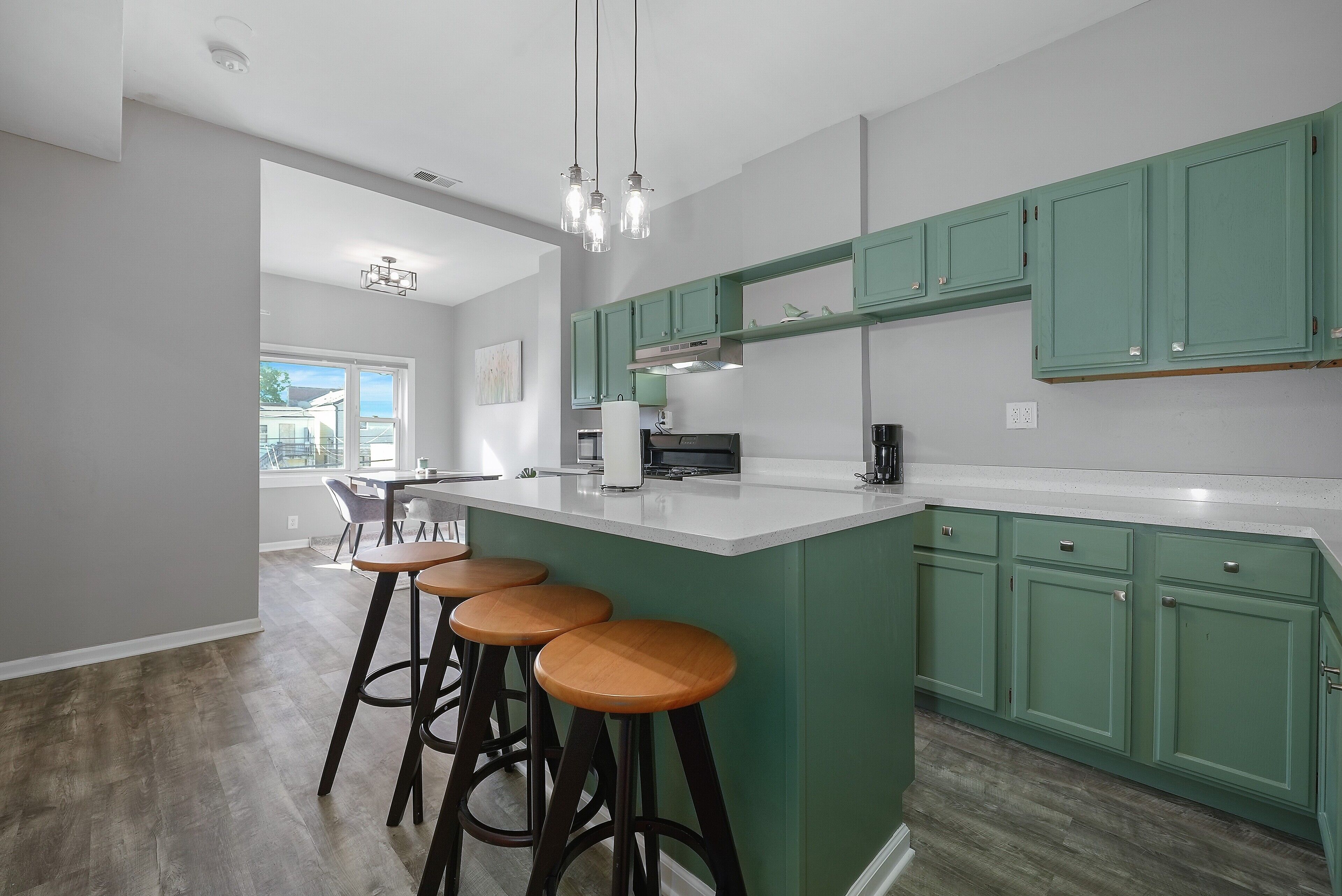 Spacious & Modern 4BR/1BA Suite Near Downtown and Night-Life