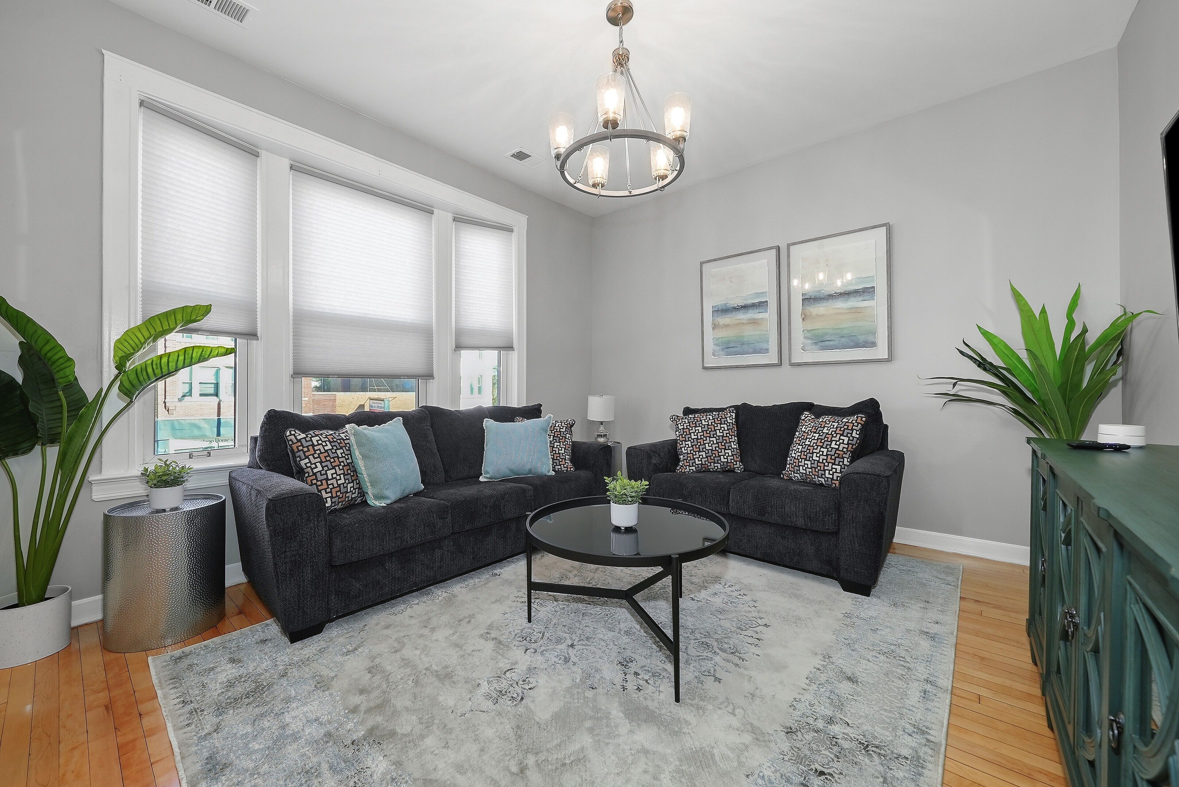 Spacious & Modern 4BR/1BA Suite Near Downtown and Night-Life