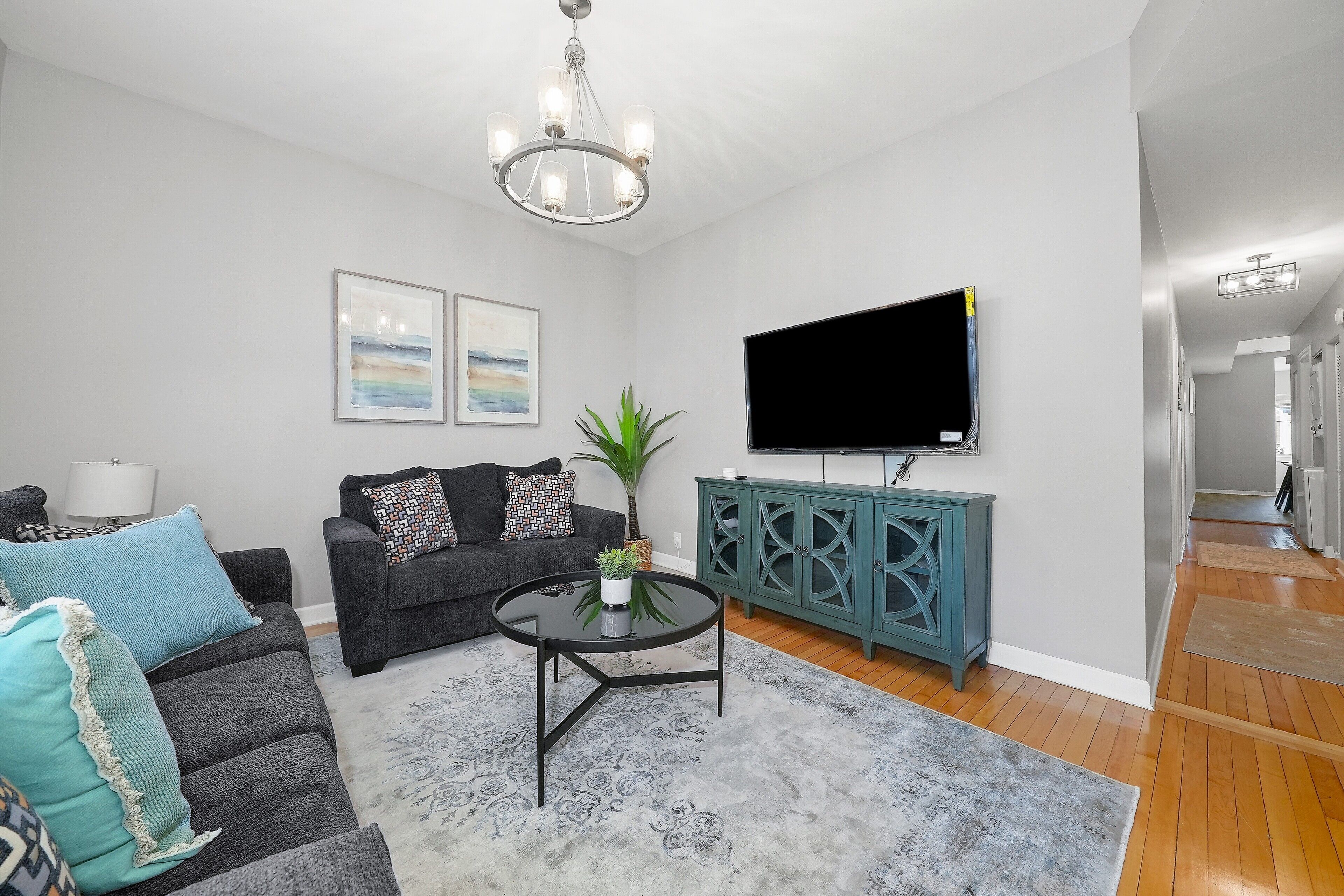 Spacious & Modern 4BR/1BA Suite Near Downtown and Night-Life