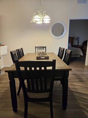 Dining - 1,700 sq hideaway nestled in Bahama Bay Resort near Disney and other attractions (Davenport)