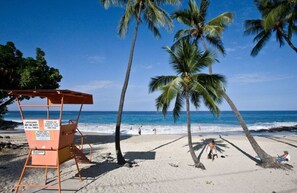 Perto da praia, espreguiçadeiras, toalhas de praia 