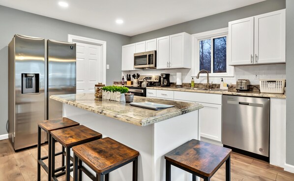 ثلاجة، ميكروويف، فرن، موقد طهي مسطح