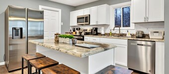 The Waco Charmer: Close to all the attractions!