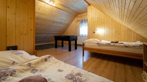 3 habitaciones, tabla de planchar con plancha, wifi y ropa de cama 