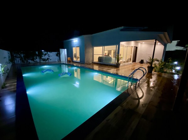 Una piscina al aire libre