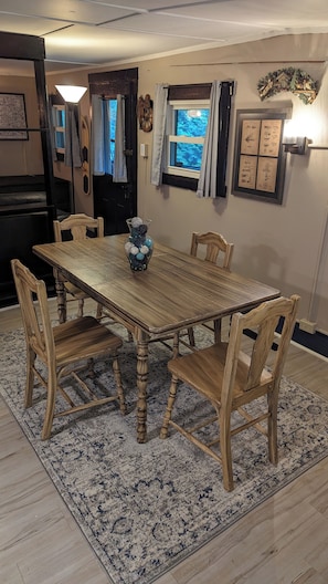 Dining - Close to Penn State & Whipple's Dam - Pet Friendly! (Petersburg)