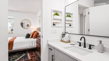 2 bedrooms, desk, iron/ironing board, free WiFi