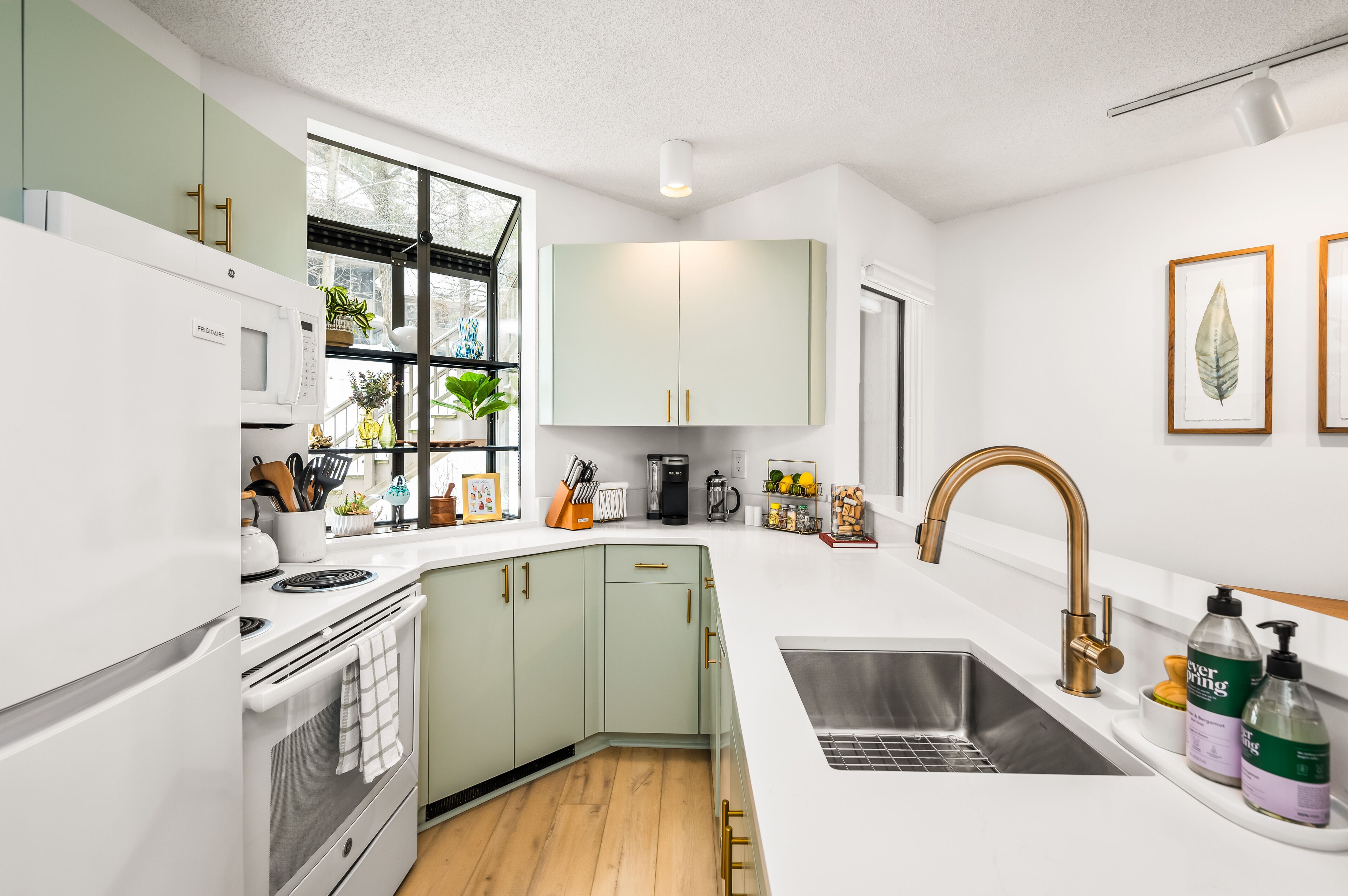 NEW! Hawks Nest Hideaway - 2BR, Deck, Fireplace