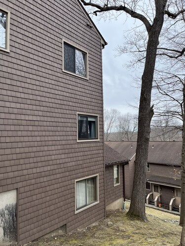 Modern Summit View Condo- Quiet but close to everything!