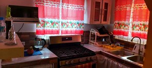 Kühlschrank, Ofen, Herdplatte, Wasserkocher