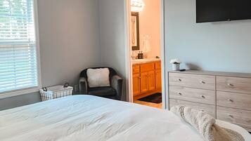 3 sovrum, skrivbord, strykjärn/strykbräda och resesäng