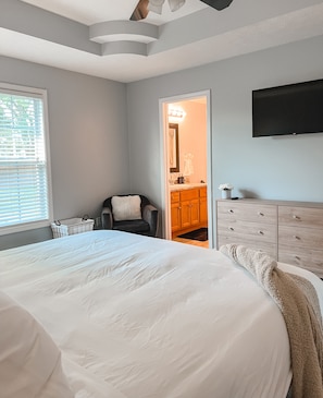 3 dormitorios, escritorio, tabla de planchar con plancha y cuna de viaje