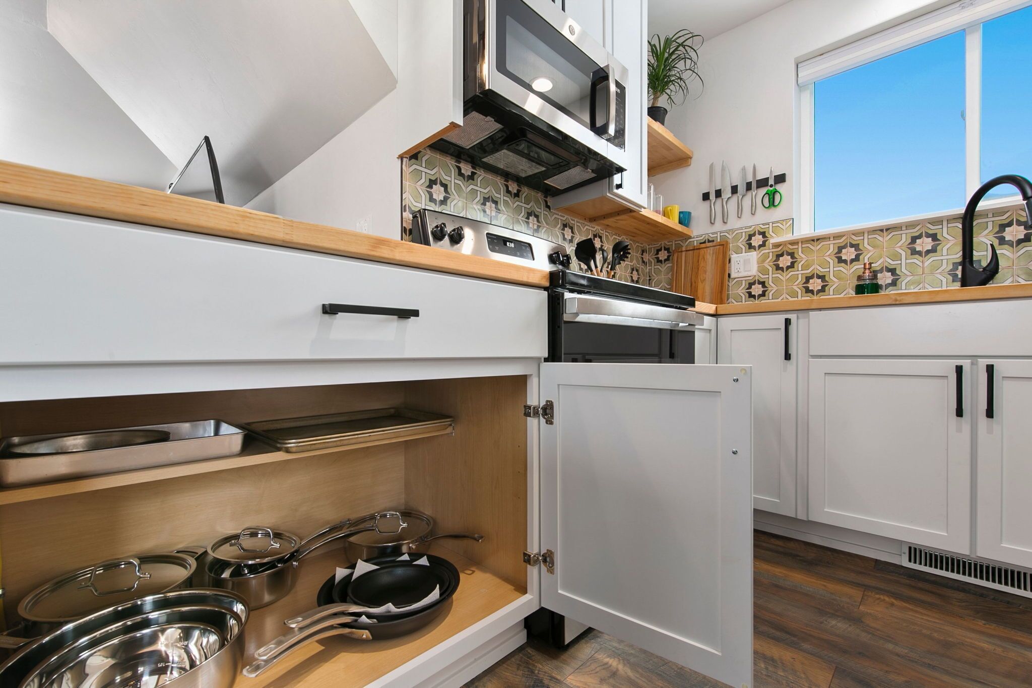 Bright, colorful & cozy studio in oldtown Timnath. Walking distance to a brewery