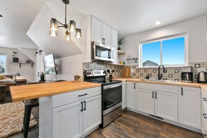 Fridge, microwave, oven, stovetop - Bright, colorful & cozy studio in oldtown Timnath. Walking distance to a brewery (Timnath)
