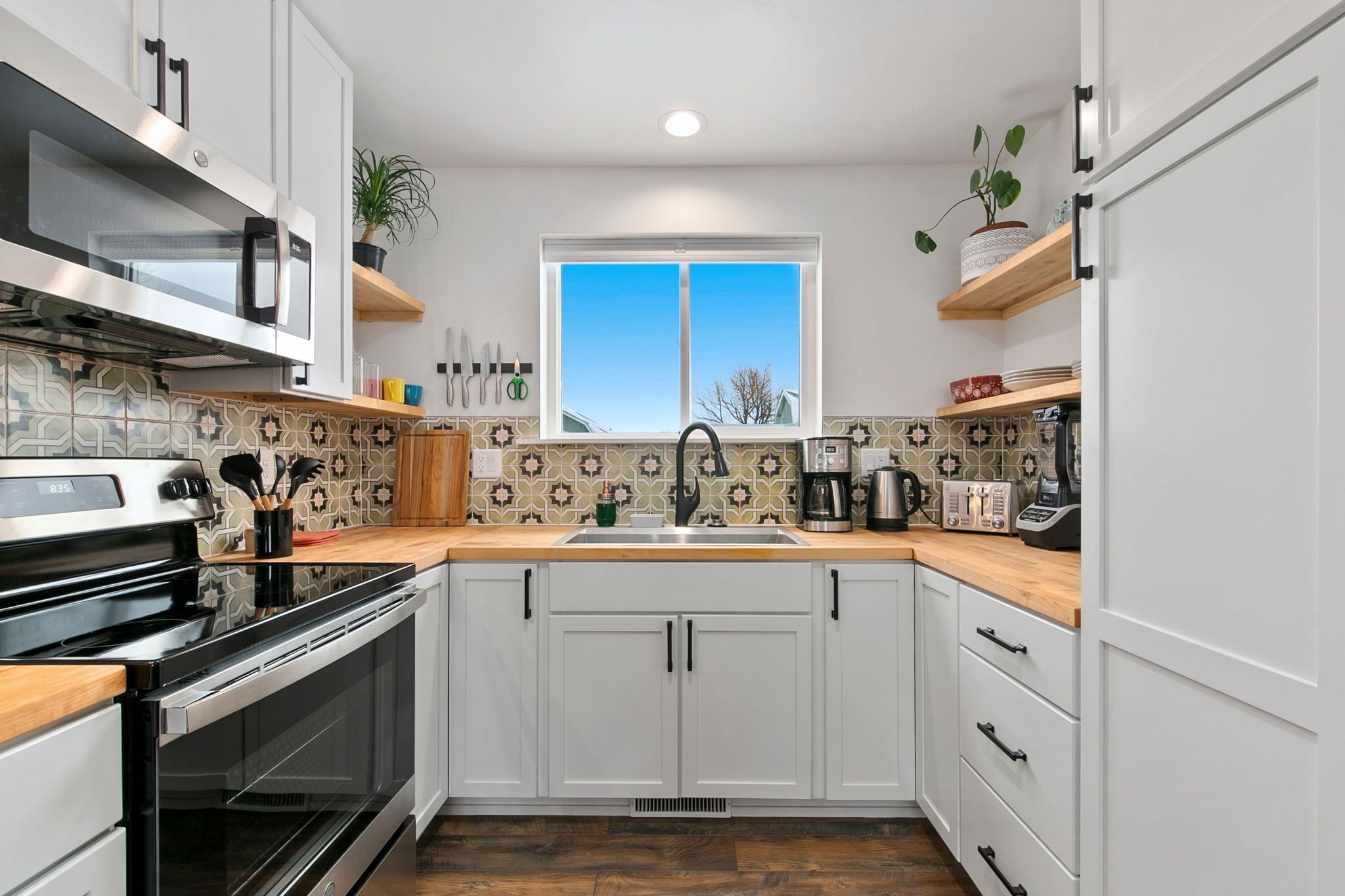 Frigorífico, microondas, horno y placa de cocina